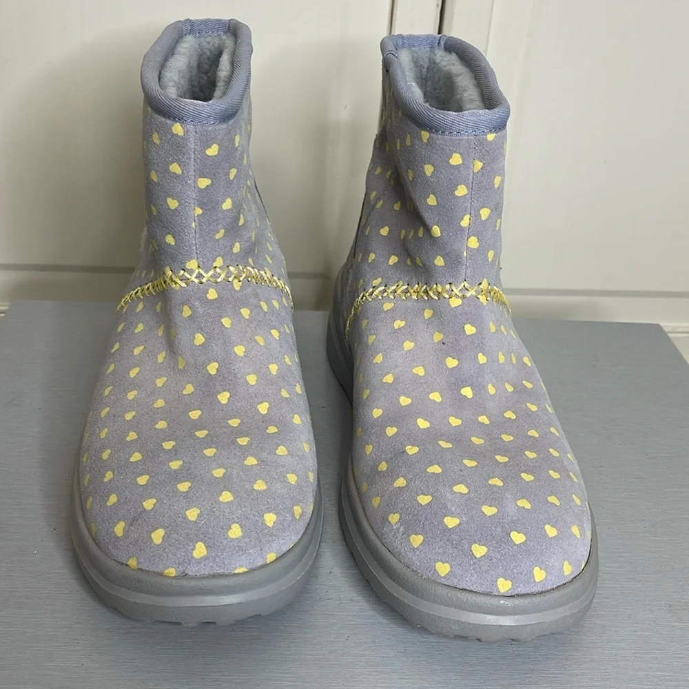 UGG AUSTRALIA Women’s I HEART UGG Low Cut Boot Grey/Yellow Hearts US Size 7 - Picture 1 of 7